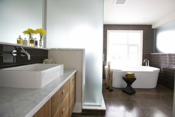 kylpyhuone ruskea suuret lattialaatat pienet seinälaatat