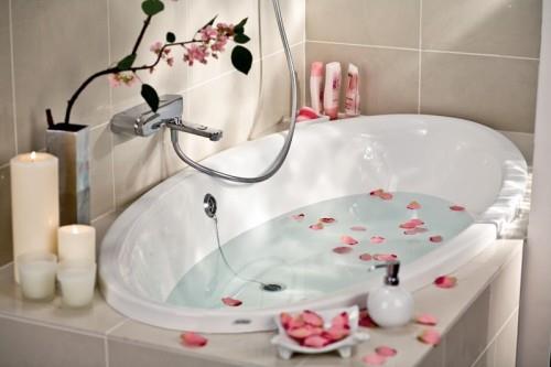 kylpyhuoneen sisustusideoita japanilaistyylisiä kynttilöitä ruusun terälehtiä