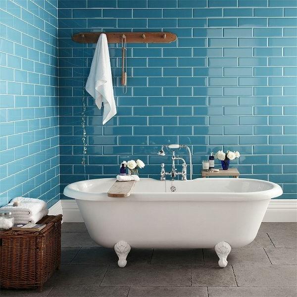 kylpyhuoneen suunnittelu sininen seinälaatat valkoinen kylpyamme