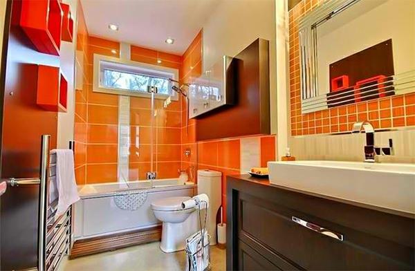 kylpyhuone oranssi kylpyhuone peili kylpyhuone huonekalut puu