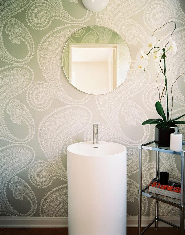 kylpyhuone sisustus huonekasvit orkideat seinän suunnittelu