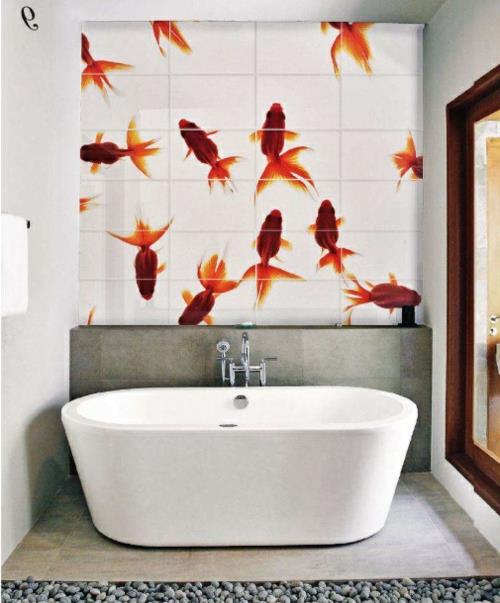 puhdas valkoinen kylpyhuone laatat kylpyamme kala punainen