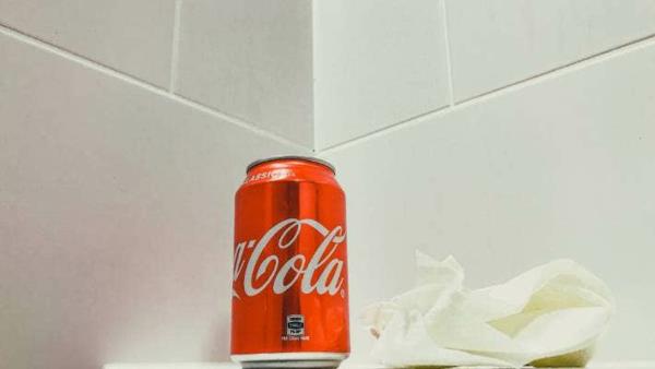 kylpyhuoneen laatat puhtaaksi colalla