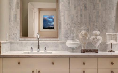 kylpyhuone laatta peili idea valkoinen laitteiden suunnittelu
