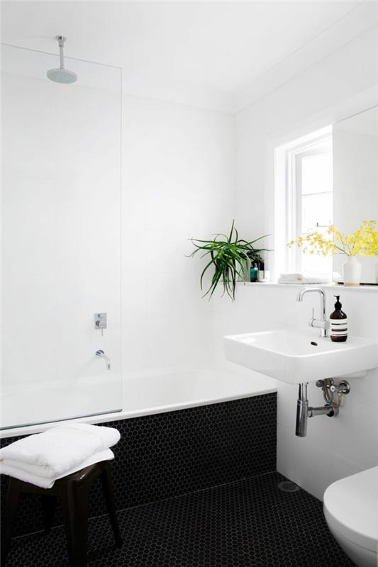 kylpyhuoneen suunnittelu kasvit valkoinen kylpyhuone tummat mosaiikkilaatat