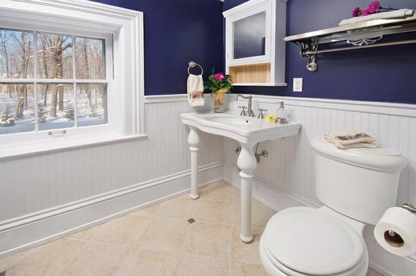 kylpyhuoneen muotoilu kylpyhuoneen huonekalut sininen seinä