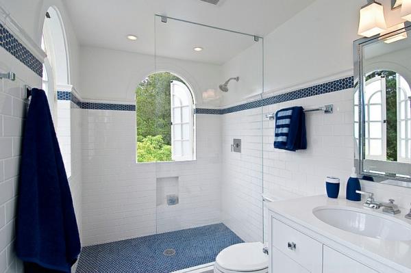 kylpyhuone valkoinen kylpyhuonekalusteet suihkuseinä sininen aksentti