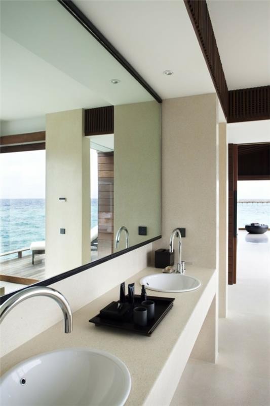 kylpyhuone lasiseinä näkymä merelle