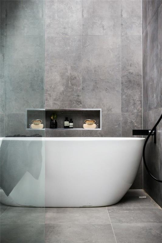 kylpyhuone harmaa betonilaatat valkoinen kylpyamme
