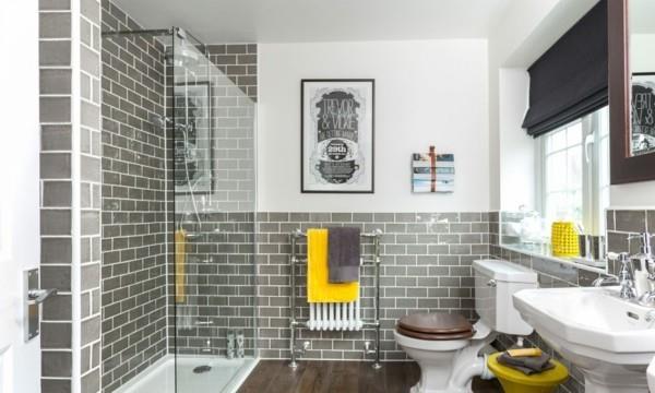 kylpyhuone harmaa harmaa metro laatat keltainen aksentti