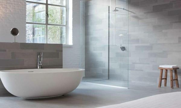 Vaaleanharmaat kylpyhuoneen laatat suunnittelevat hämmästyttävää kylpyhuoneen sisustamista