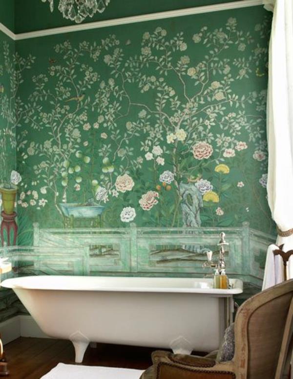 kylpyhuone vihreä tapetti kukkakuvioita valkoinen kylpyamme