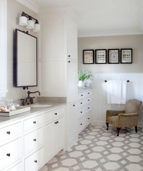 kylpyhuoneen idea design maalattu lattia beige nojatuoli