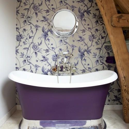 kylpyhuone ullakolla seinän kuvio tapetti violetti