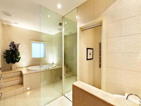 Tyylikkäät kylpyhuoneen sisustusideat lasiseinät kylpyamme beige