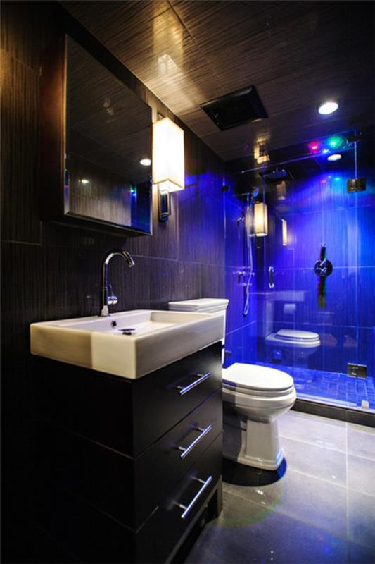 kylpyhuoneen remontti disko tunnelma sininen valo