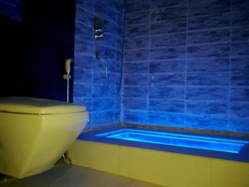 kylpyhuone romanttinen valaistus kylpyhuoneessa kylpyamme värillinen led -sauva