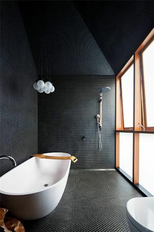 kylpyhuone musta epätavallinen seinän suunnittelu valkoinen kylpyhuonekalusteet