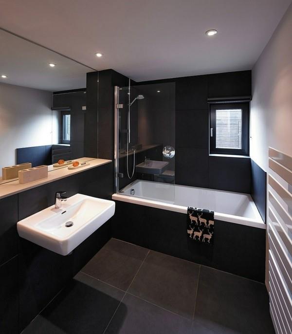 kylpyhuone musta musta kylpyamme harmaa lattialaatat