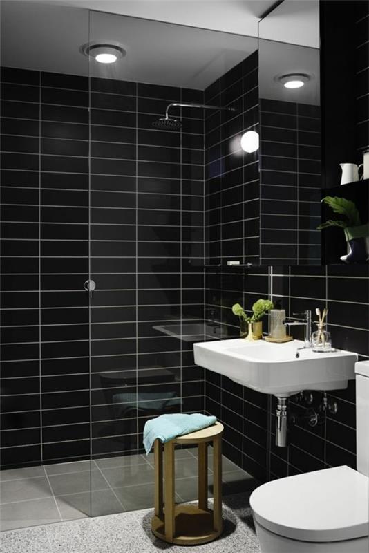kylpyhuone musta musta seinälaatta kiiltävä pinta valkoinen kylpyhuonekalusteet