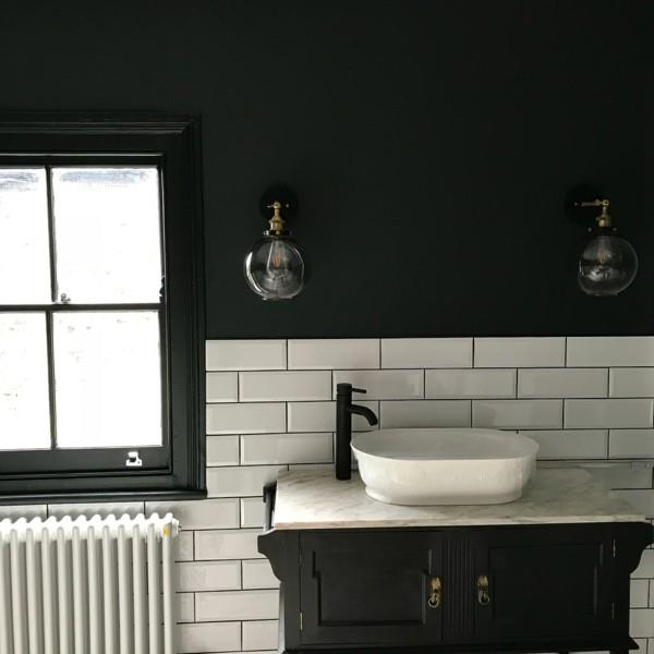 kylpyhuoneen mustavalkoiset metrolaatat mustat kylpyhuonekalusteet
