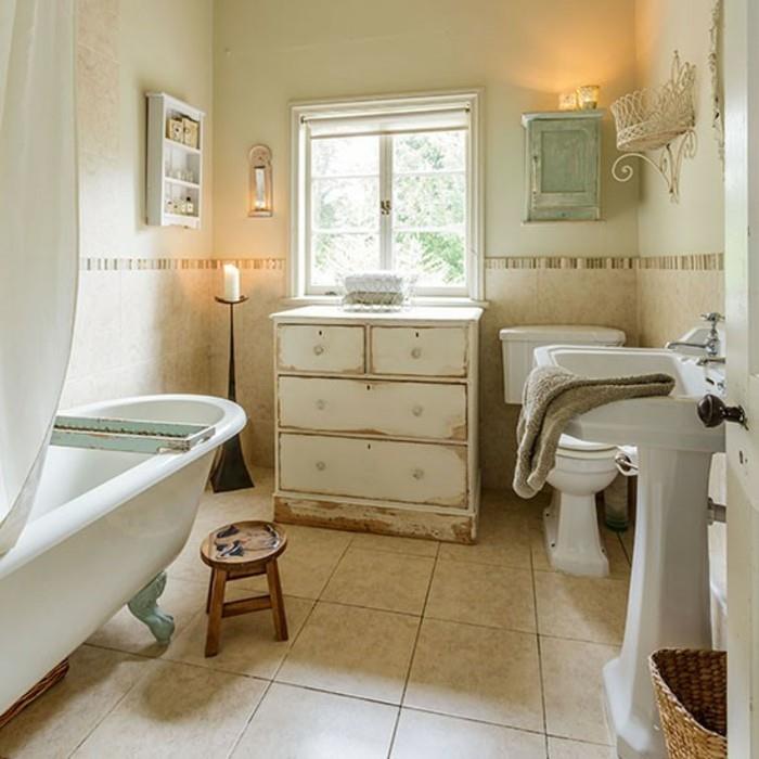 kylpyhuone nuhjuinen tyylikäs ulkoasu vanha lipasto kylpyamme vapaasti seisova kynttilänjalka