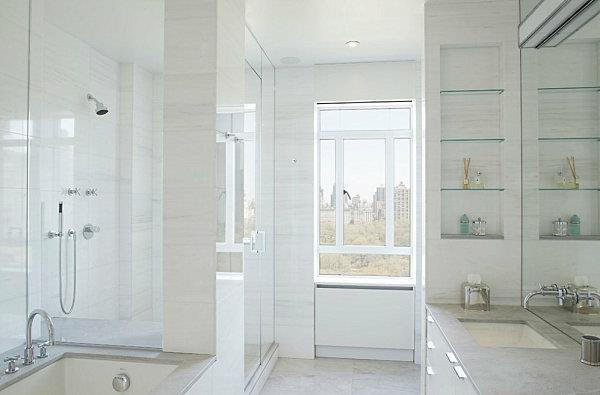 kylpyhuone tyylikkäät kirkkaat lasihyllyt