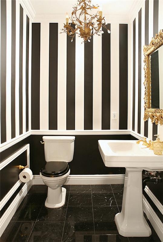 kylpyhuoneen seinän suunnittelu raita kuvio musta valkoinen kultainen väri aksentteja