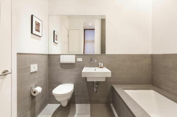 kylpyhuone valkoinen musta kylpyamme pesuallas seinäpeili