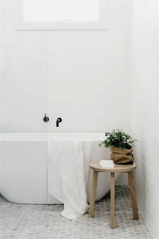 kylpyhuone valkoinen kylpyhuone laatat maalaismainen sivupöytä