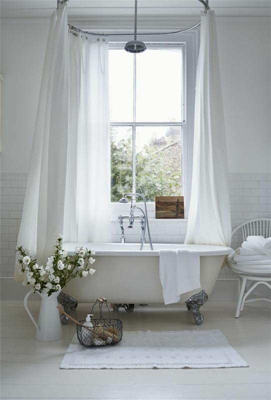 kylpyhuone valkoinen laatta kylpyamme verho iso ikkuna