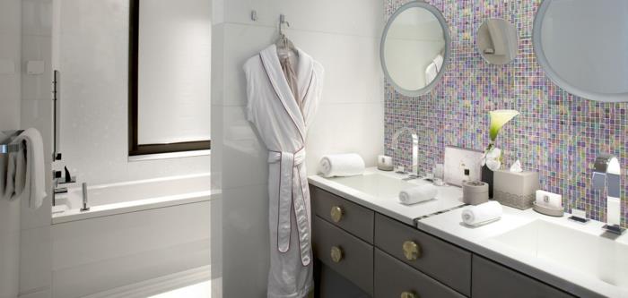 kylpyhuoneen laatat värilliset mosaiikkilaatat harmaat kaapit