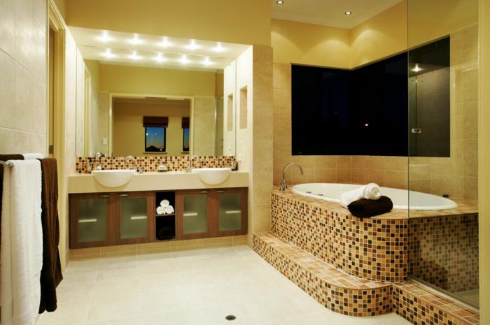 kylpyhuoneen laatat mosaiikkilaatat kylpyamme korostaa kylpyhuoneen valaistusta