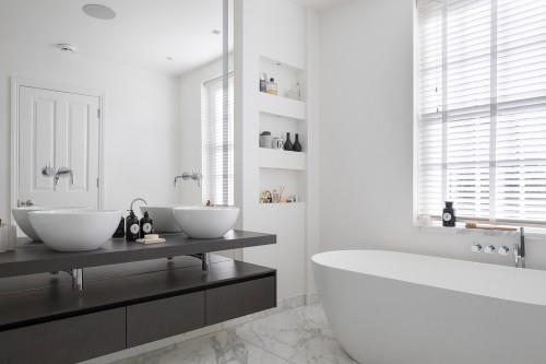 kylpyhuoneen suunnittelu harmaalla ja valkoisella