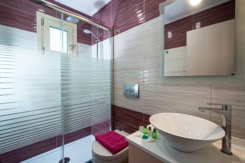 kylpyhuoneen muotoilu upealla violetilla ja valkoisella