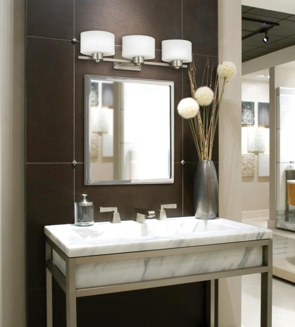 kylpyhuoneen valaisimet, joissa on kolme marmorista turhamaisuutta