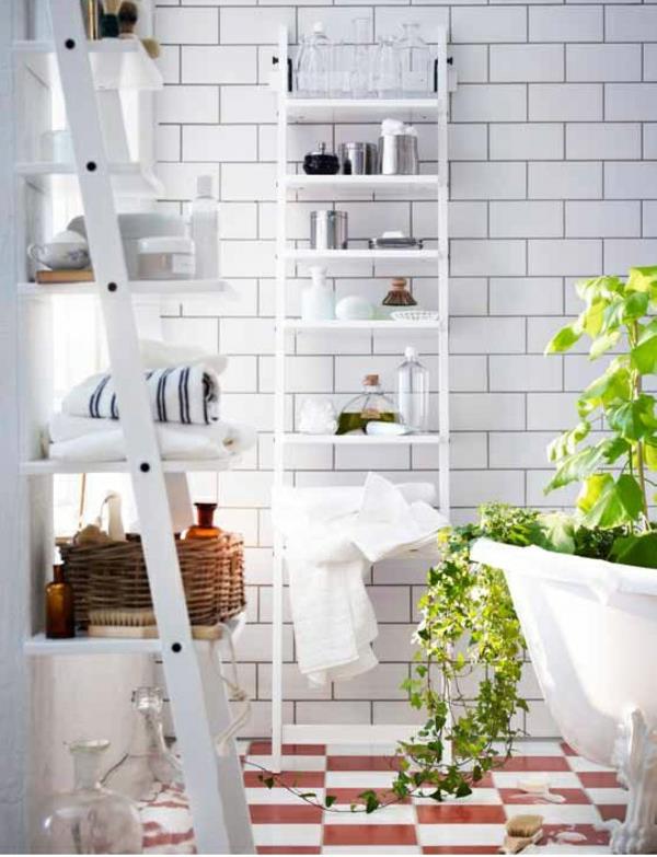 kylpyhuone puu pystytetty tikkaat huonekalut seinähyllyt