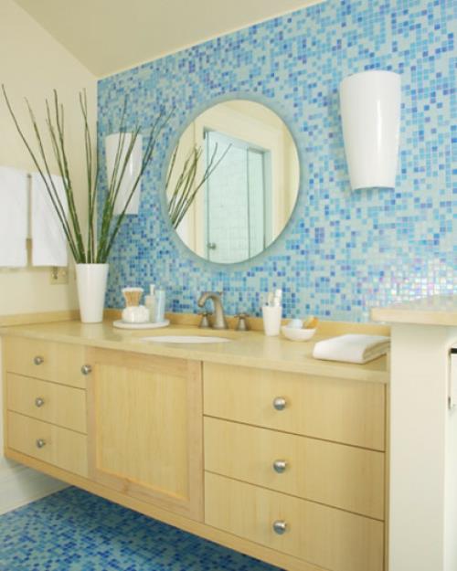 kylpyhuoneen laatat sininen vaalea tumma tavallinen puinen pukeutumispöytä pesuallas