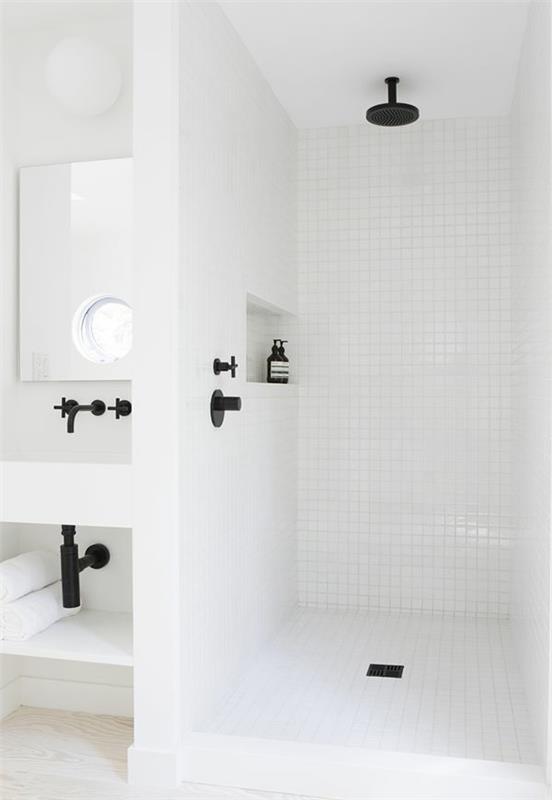 kylpyhuoneen laattojen puhdistus seinälaatat lattialaatat suihku kiiltävä valkoinen