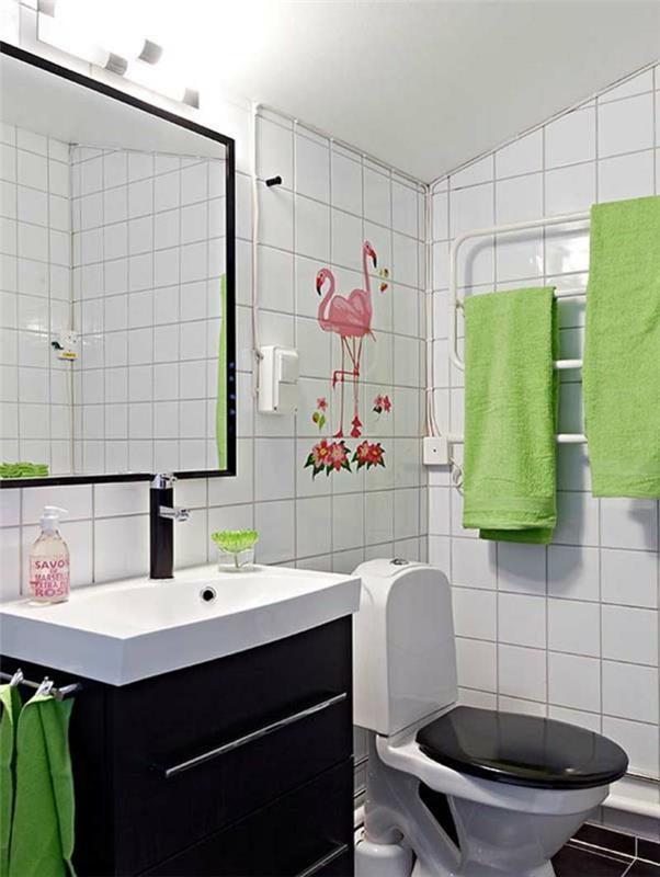kylpyhuone laatat tarrat vihreät aksentit pyyhkeet pieni kylpyhuone