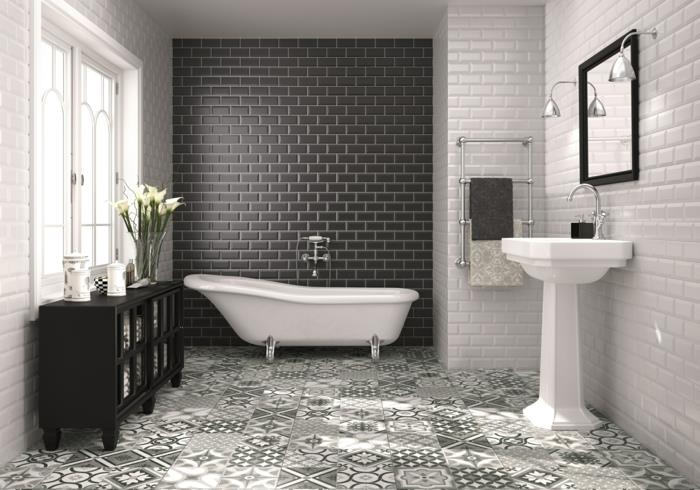 kylpyhuoneen laatat valkoiset mustat seinälaatat lattialaatat kukkakoriste