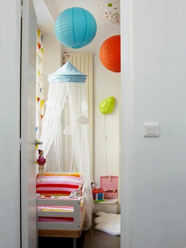 katos lastenhuone pieni lastenhuone värillinen raita kuvio