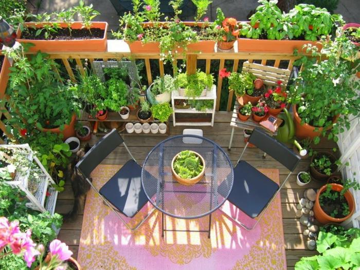 parveke suunnittelu parveke huonekalut parveke kasvit yrtit metallinen pöytä tuolit