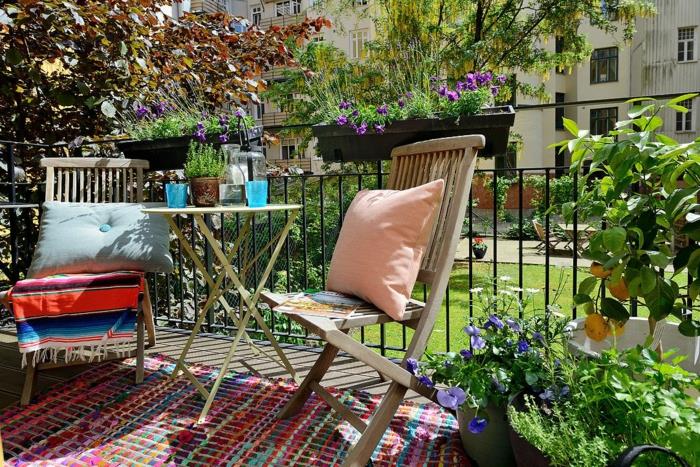 parveke suunnittelu parveke huonekalut pyöreä sivupöytä kokoontaitettavat tuolit matto parveke kasvit