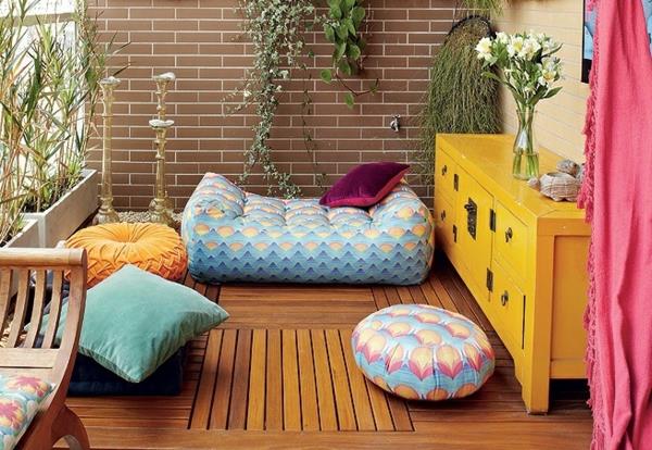 Suunnittele viehättävä parveke - värikkäitä, kirkkaita tekstuureja parveke muotoilu design puu rottinki tyyny sametti