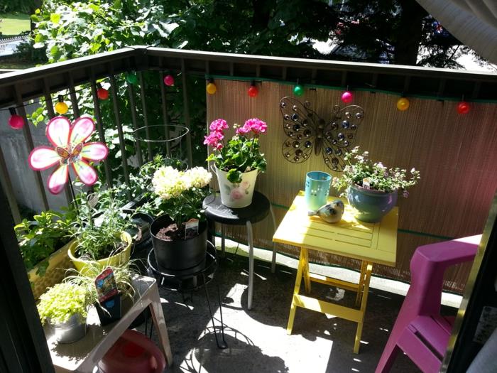parveke suunnittelu pieni puutarha värillinen puutarhakalusteet kukkaruukut