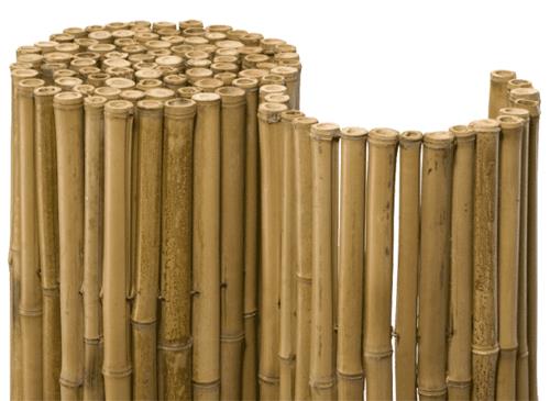Parvekkeen yksityisyyden suoja on valmistettu bamburakenteesta
