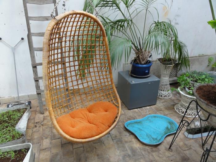 parveke suunnittelu riippuva tuoli oranssi istuintyynyt rottinkikalusteet