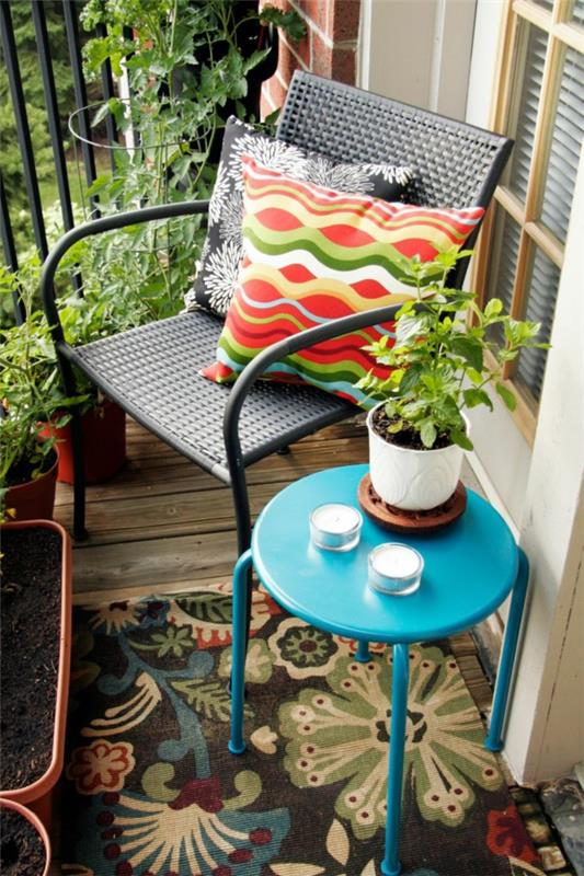 Parvekkeen suunnittelu-tilaa säästävä-parveke-huonekalut-sivupöytä-pyöreä tuoli-parveke kasvit