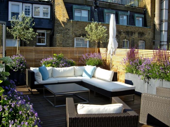 parveke kasvit laventeli parveke huonekalut sohvatyyny nojatuoli yksityisyysnäyttö puu